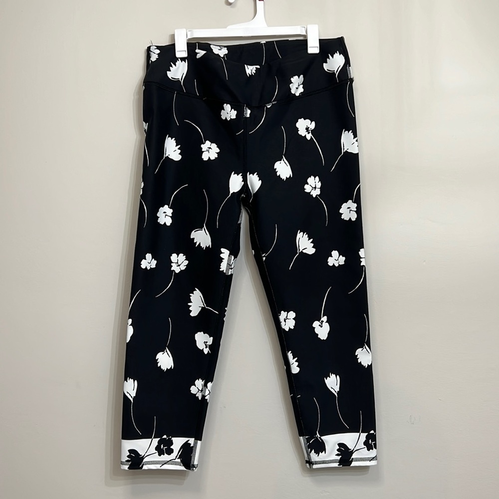 Fabletics black and white capri leggings/yoga pants NWT!